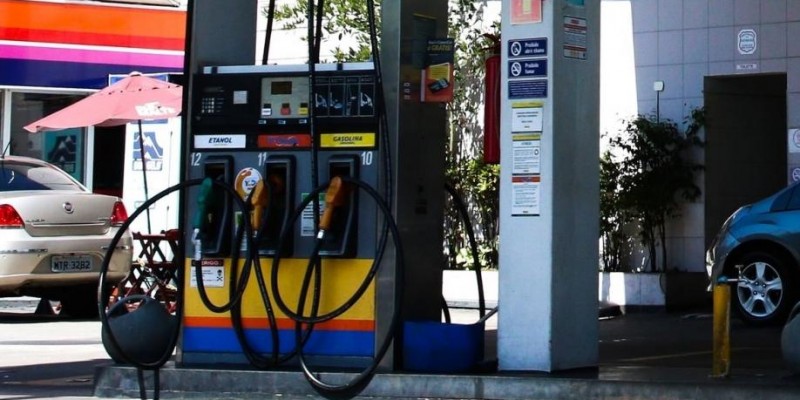 Preço da gasolina passa dos R$ 8, aponta ANP