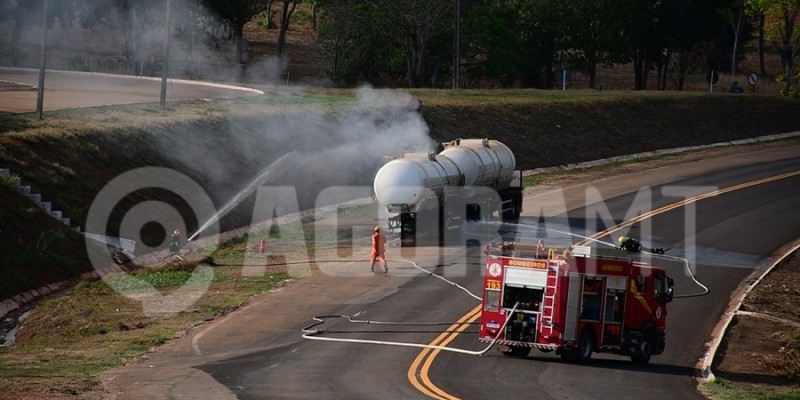 Pneus de carreta carregada com etanol pegam fogo sem motivo aparente na MT-130 em Rondonópolis