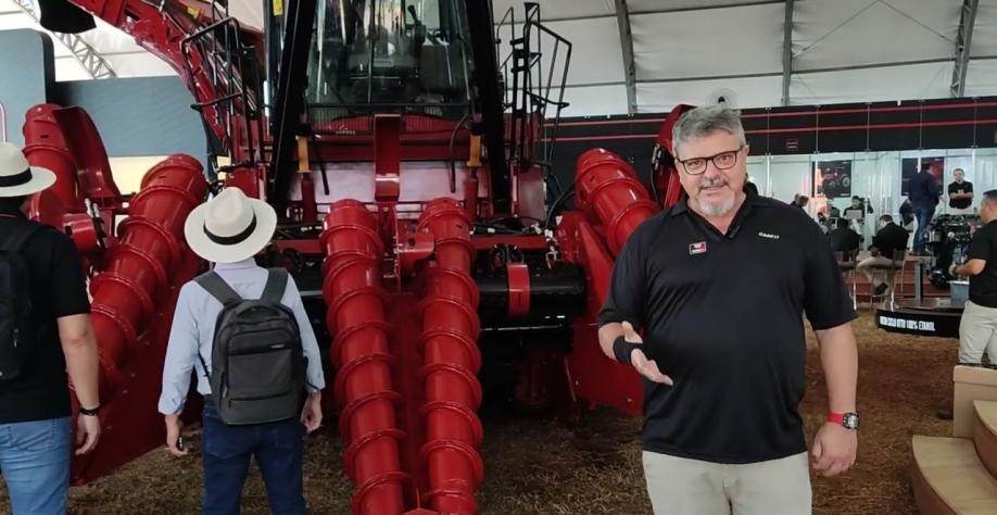 Colhedora de duas linhas da Case IH movida 100% a etanol chama atenção por potência e baixo consumo Colhedora de duas linhas da Case IH movida 100% a etanol chama atenção por potência e baixo consumo