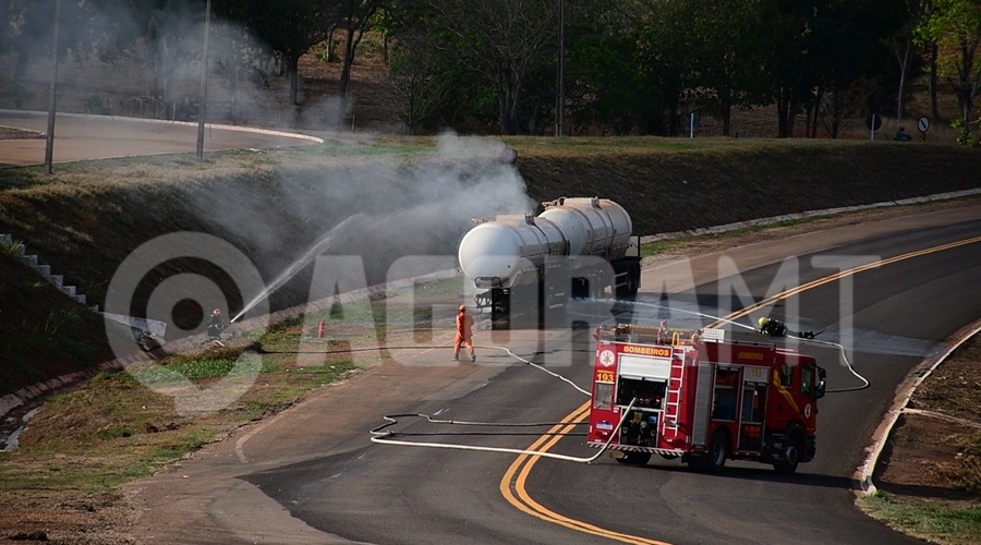 Pneus de carreta carregada com etanol pegam fogo sem motivo aparente na MT-130 em Rondonópolis